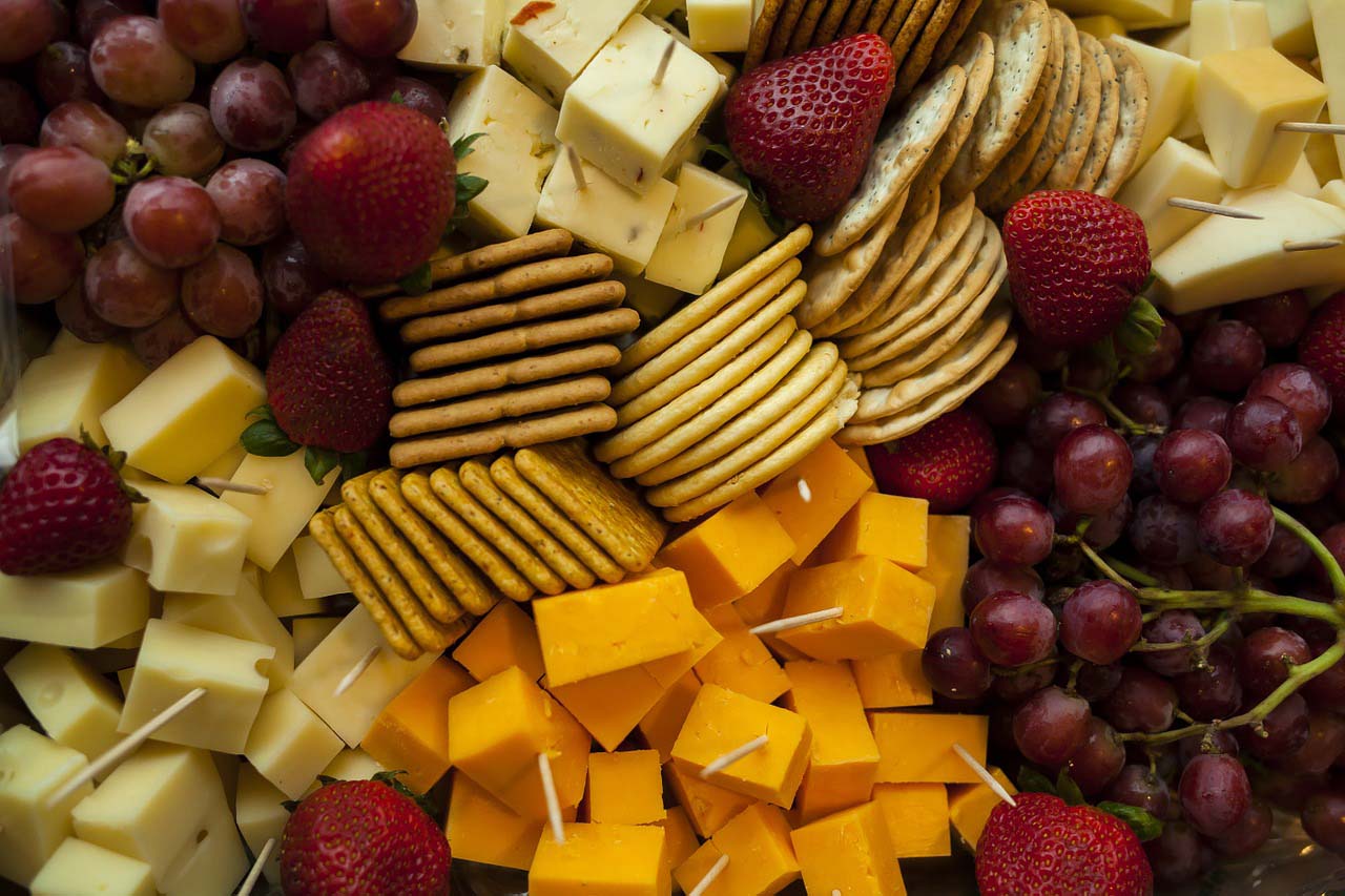 קייטרינג חלבי המציג גבינה ביסקוויטים ופירות